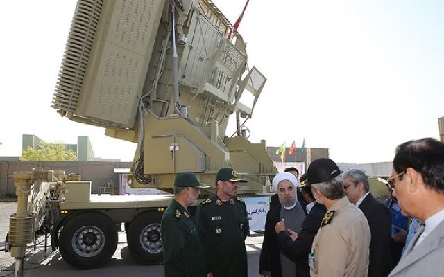 Le président iranien Hassan Rouhani (3° à droite) et son ministre de la Défense Hossein Dehghan (2° à gauche) près du nouveau système de défense anti-missiles Bavar 373 à Téhéran, le 21 août 2016. (Crédit : Présidence iranienne/AFP)