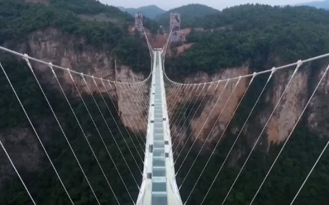 Le pont du grand canyon de Zhangjiajie, en Chine, conçu par l'architecte israélien Haim Dotan, inauguré en août 2016. (Crédit : capture d'écran YouTube)