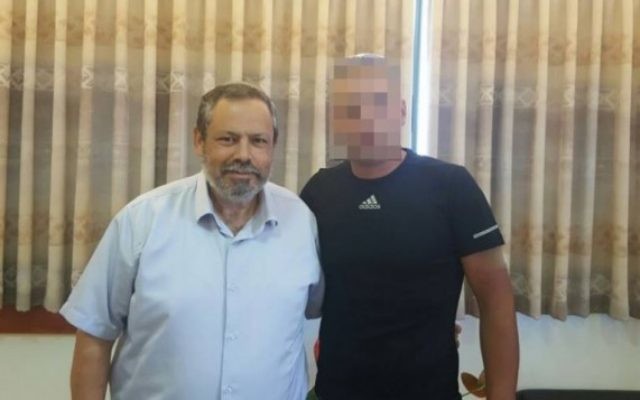 Yochai Damari avec le Palestinien qui a aidé la famille Mark après l'attentat du 1er juillet 2016 dans laquelle le rabbin Miki Mark a été tué. (Crédit : Conseil régional de Har Hebron)