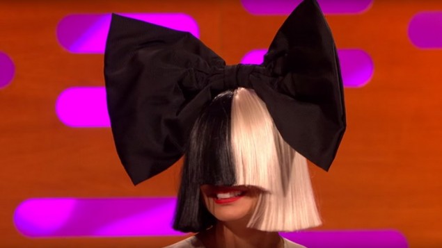 La chanteuse australienne Sia à la télévision britannique, en décembre 2015. (Crédit : capture d'écran YouTube)