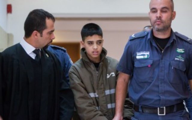 L'avocat Tareq Barghout (à gauche) avec son client accusé de terrorisme, Ahmed Manasra, 13 ans, à la cour du district de Jérusalem, le 25 octobre 2015. (Crédit : Yonatan Sindel/Flash90)