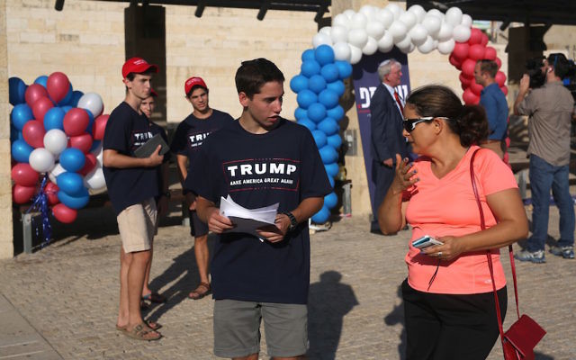 Un jeune portant une chemise de campagne de Donald Trump faisant partie de la branche israélienne du parti républicain américain dans la ville de Modiin, le 15 août 2016 (Crédit: MENAHEM KAHANA / AFP / Getty Images)