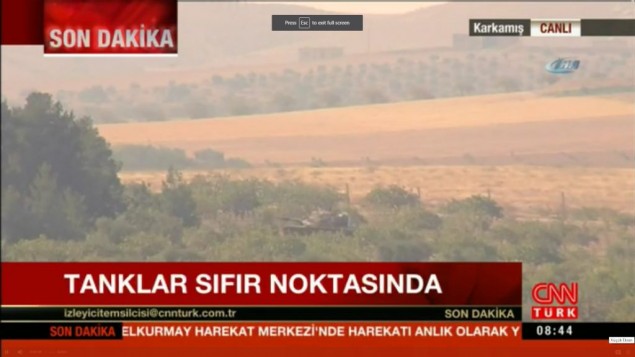 Les tanks turcs se massent à la frontière syrienne le 24 août 2016, alors qu'Ankara se prépare à une opération terrestre contre le groupe Etat islamique en Syrie. (Crédit : capture d'écran CNN Türk)