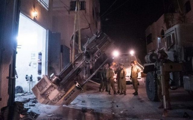 Les troupes de l'armée en train de sortir des machines à fabriquer des armes d'un atelier en Cisjordanie, le 1er Août 2016 (Crédit : Porte-parole de l'armée)