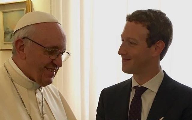 Le pape François (à gauche) avec le fondateur de Facebook, Mark Zuckerberg, au Vatican, le 29 août 2016. (Crédit : Facebook)