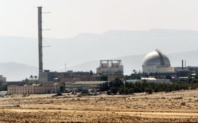 Photo d'illustration : Vue partielle de la centrale nucléaire de Dimona, dans le Néguev, au sud d'Israël, le 8 septembre 2002. (Crédit : Thomas Coex/AFP)