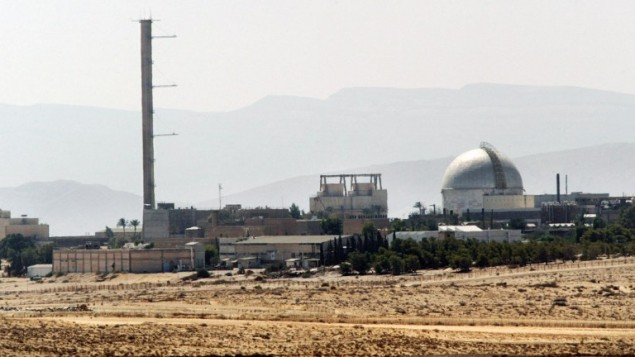 Vue partielle de la centrale nucléaire de Dimona, dans le Néguev, au sud d'Israël, le 8 septembre 2002. (Crédit : AFP/Thomas Coex)