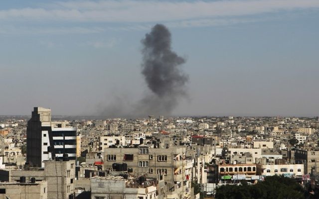 Colonne de fumée après une frappe aérienne israélienne à Rafah, dans le sud de la bande de Gaza, le 5 mai 2016. (Crédit : AFP/Said Khatib)