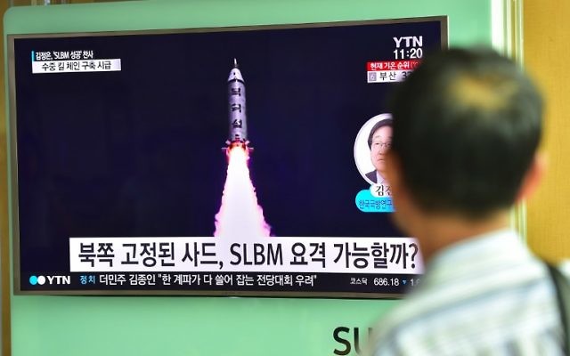 La télévision nord-coréenne diffuse le dernier test de missile balistique sous-marin lancé par la dictature, le 25 août 2016. (Crédit : Jung Yeon-Je/AFP)