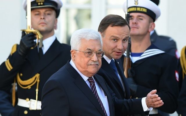 Le président polonais Andrzej Duda (C-D) et le président de l'Autorité palestinienne Mahmoud Abbas (C-Lg) inspectent une garde d'honneur lors d'une cérémonie officielle de bienvenue dans la cour du palais présidentiel à Varsovie le 6 septembre 2016. (Crédit : AFP / JANEK SKARZYNSKI)