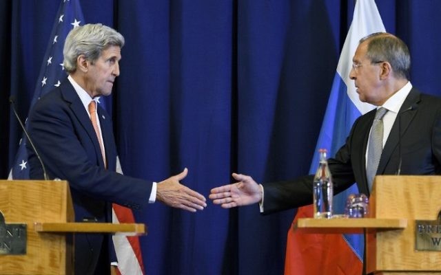 Le secrétaire d'Etat américain John Kerry (à gauche) et le ministre russe des Affaires étrangères Serguei Lavrov (à droite) pendant une conférence de presse sur la crise syrienne à Genève, le 9 septembre 2016. (Crédit : AFP/Fabrice Coffrini)