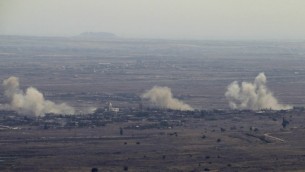 La fumée monte du village syrien de Jubata al-Khashab, après des frappes de l'armée israélienne sur des positions de l'armée syrienne en représailles après un tir de mortier syrien sur le plateau du Golan, le 10 septembre 2016. (Crédit : Jalaa Marey/AFP)