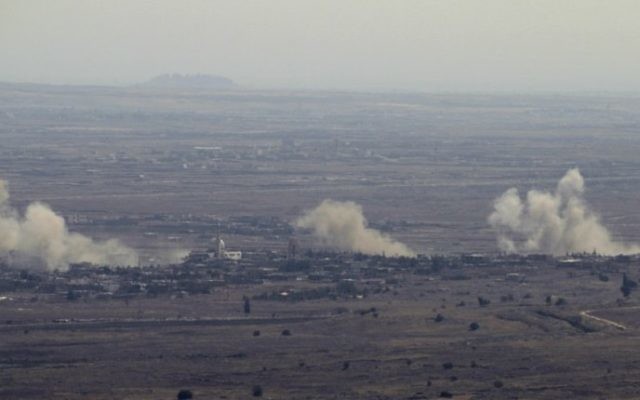 La fumée monte du village syrien de Jubata al-Khashab, après des frappes de l'armée israélienne sur des positions de l'armée syrienne en représailles après un tir de mortier syrien sur le plateau du Golan, le 10 septembre 2016. (Crédit : Jalaa Marey/AFP)