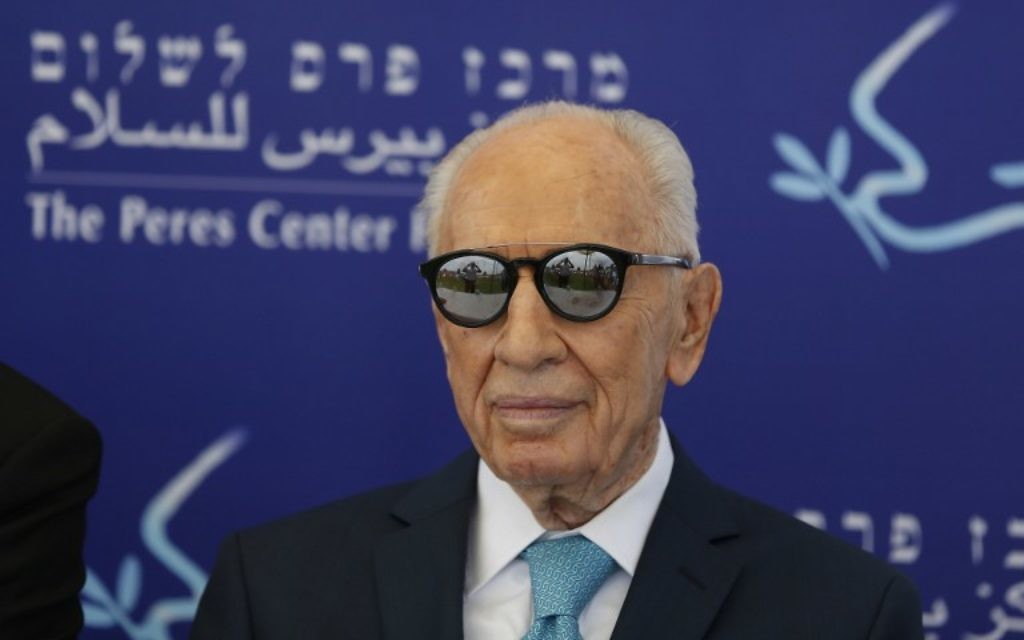L'ancien président Shimon Peres assiste au lancement de la "Mini Coupe du Monde pour la Paix" au stade de Herzliya, le 9 mai 2016. (Crédit : AFP/Ahmad Gharabli)