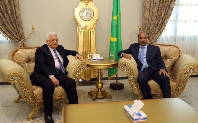 Le président de l'Autorité palestinienne Mahmud Abbas (à gauche) avec le président mauritanien Mohamed Ould Abdel Aziz au palais présidentiel de Nouakchott, le 14 septembre 2016. (Crédit : AFP/Stringer)