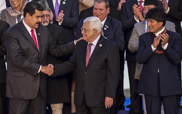 Le président du Venezuela Nicolas Maduro (à gauche) accueille le président de l'Autorité palestinienne (au centre), avec le président bolivien Evo Morales, après la cérémonie d'ouverture du Sommet du Mouvement des non-alignés à Porlamar, au Venezuela, le 17 septembre 2016. (Crédit : AFP/Ronaldo Schemidt)