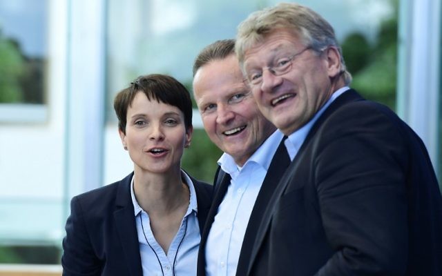 Les dirigeants de l'Afd Frauke Petry (à gauche) et Joerg Meuthen (à droite), et le candidat de l'AFD pour Berlin, Georg Pazderski, arrivant à une conférence de presse un jour après les élections régionales à Berlin, le 19 septembre 2016 (Crédit : AFP/Tobias Schwarz)