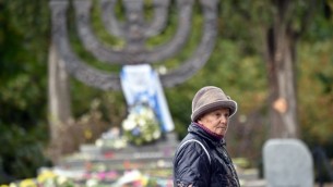 Raisa Maistrenko au monument de Babi Yar à Kiev le 23 septembre, 2016, quelques jours avant que l'Ukraine ne marque le 75e anniversaire des exécutions massives de Juifs par les nazis pendant la Seconde Guerre mondiale en septembre 1941 (AFP Photo / Sergei SUPINSKY)