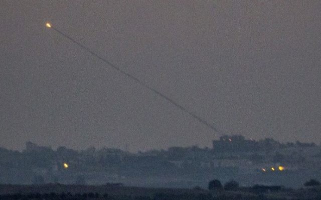 Une roquette tirée depuis la bande de Gaza vers Israël, vue depuis le sud de la frontière entre Israël et Gaza, le 10 juillet 2014. (Crédit : AFP/Jack Guez)