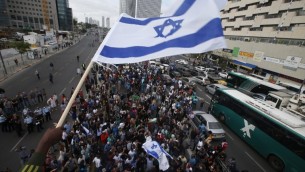 Des Israeliens prenant part à une manifestation à Tel Aviv le 3 mai 2015 protestant contre la prétendue brutalité policière et la discrimination institutionnalisée contre la communauté éthiopienne (Crédit : AFP / JACK GUEZ)