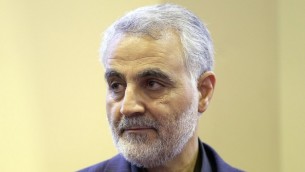 Le général Qassem Suleimani, commandant de la Force al-Quds, unité d'élite des Gardiens de la révolution iranienne, après la mort de sa mère, à Téhéran, le 14 septembre 2013. (Crédit : AFP/ISNA/Mehdi Ghasemi)