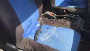 Un couteau trouvée dans la voiture de deux Palestiniens qui auraient tenté une attaque à la voiture bélier contre un arrêt de bus proche de l'implantation de Kiryat Arba, en Cisjordanie, le 16 septembre 2016. (Crédit : unité des porte-paroles de l'armée israélienne)