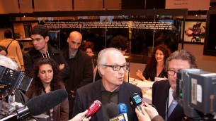 Conférence de presse avec l'ambassadeur d'Israël à Paris, Daniel Shek, et Jean-Daniel Compain, directeur de Reed expositions et organisateur du salon, après l'alerte à la bombe du Salon du livre 2008, à Paris (Crédit : CC BY-SA 3.0) 