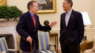 L'ancien président George H. W. Bush rencontre le président Barack Obama à la Maison Blanche, le 30 janvier 2010. (Crédit : Pete Souza/Maison Blanche/domaine public/WikiCommons)