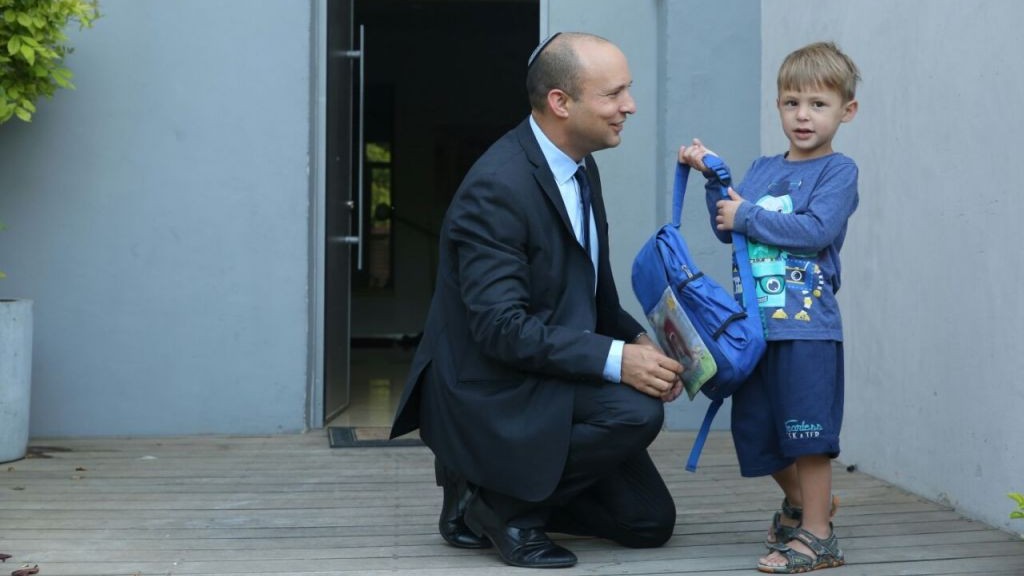 Le ministre de l'Éducation Naftali Bennett avec son fils avant son premier jour d'école, le 1er septembre 2016 (Crédit : Ministère de l'Education)