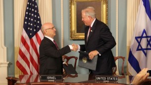 Le dirigeant du Conseil de sécurité nationale d'Israël, Yaakov Nagel,  et Thomas Shanon, sous-secrétaire d’Etat américain aux Affaires politiques, après la signature de l'accord d'aide militaire israélo-américain au département d'Etat, le 14 septembre 2016. (Crédit : ambassade israélienne à Washington)