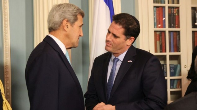 Le secrétaire d'Etat américain John Kerry (à gauche) et l'ambassadeur d'Israël aux Etats-Unis Ron Dermer après la signature de l'accord d'aide militaire israélo-américain au département d'Etat, le 14 septembre 2016. (Crédit : ambassade israélienne à Washington)
