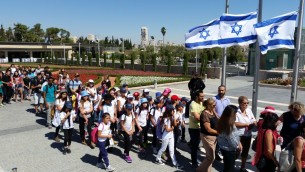 Les Israéliens rendent un dernier hommage au neuvième président d'Israël, Shimon Peres, sur la place de la Knesset, à Jérusalem, le 29 septembre 2016. (Crédit : Raphael Ahren/Times of Israel)
