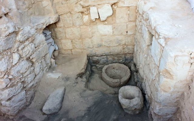 L'intérieur de l'écurie. Les bassins de pierre rondes ont apparemment été utilisées pour stocker de la nourriture et de l'eau pour les animaux (Crédit : Autorité israélienne des Antiquités)