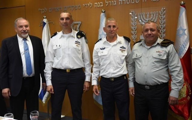 De gauche à droite, le ministre de la Défense Avigdor Liberman, le nouveau chef de la Marine Eli Sharvit, le commandant sortant Ram Rothberg et le chef d'Etat-major Gadi Eizenkot pendant une cérémonie militaire dans les quartiers généraux de l'armée israélienne à Tel Aviv, le 12 septembre 2016. (Crédit : unité des porte-paroles de l'armée israélienne)