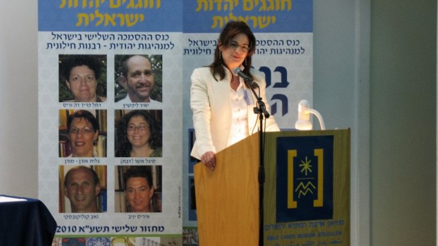 La rabbin Sivan Maas, doyenne de la branche de Jérusalem de l'Institut internatial pour un judaïsme humaniste laïc, pendant son ordination en 2010. (Crédit : autorisation)