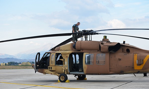Un technicien travaille sur hélicoptère Blackhawk israélien pendant un exercice de 16 jours en Grèce, en septembre 2016. (Crédit : armée de l'air israélienne)