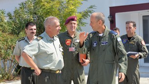 Le général Nir Nun-Nun, à droite, avec son homologue grec, le général Christos Iliopoylos, à gauche, pendant un exercice de 16 jours en Grèce, en septembre 2016. (Crédit : armée de l'air israélienne)