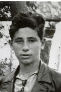 Shimon Peres enfant pendant un voyage avce la Fédération générale des étudiants et des jeunes travailleurs. (Crédit : archives de Shimon Peres)
