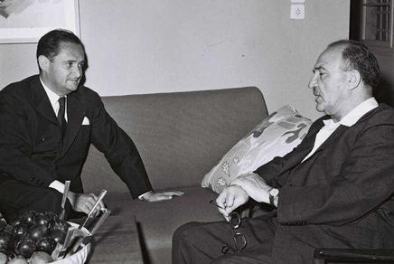 Maurice Bourgès-Maunoury, président du Conseil des ministres français, rencontre Levi Eshkol, alors ministre des Finances, en Israël, en 1958. (Crédit : Yaron Mirlin - Collection photographique nationale d'Israël)