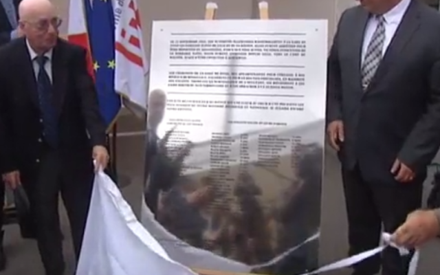 Plaque commémorative des rescapés juifs et des cheminots leur ayant sauvé la vie, cérémonie du 11 septembre 2016 (Crédit : Capture d'écran/France 3)