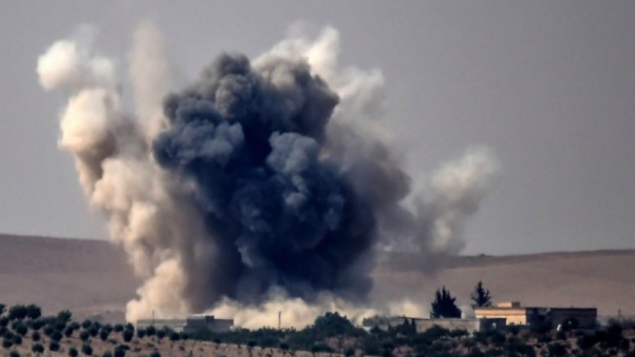 Nuages de fumée après des frappes aériennes menées par un avion de combat turc sur le village frontalier turc syrien de Jarablos lors de combats contre des cibles du groupe de l'Etat islamique, 24 août 2016. (Crédit : AFP/Bulent Kilic)