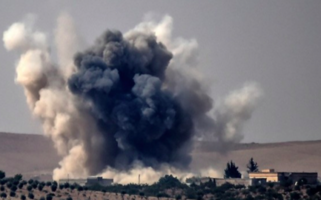 Nuages de fumée après des frappes aériennes menées par un avion de combat turc sur le village frontalier turc syrien de Jarablos lors de combats contre des cibles du groupe de l'Etat islamique, 24 août 2016. (Crédit : Bulent Kilic/AFP)