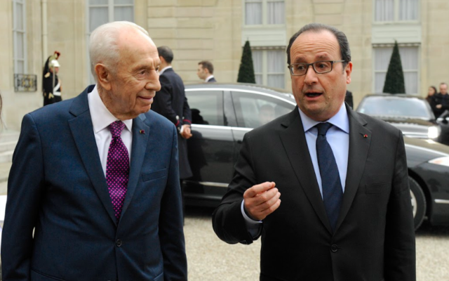 Shimon Peres et François Hollande en mars 2016 à l'Élysée (Crédit : autorisation)