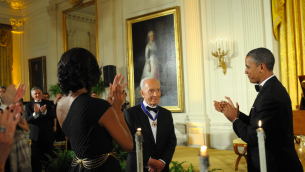 Le président américain Barack Obama (d) l'ex-président israélien Shimon Peres avec la médaille de la liberté à la Maison Blanche à Washington. (Crédit : Amos Ben Gershom/GPO)