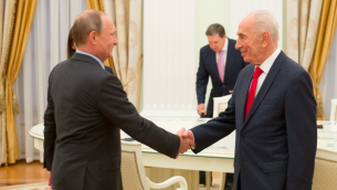 Vladimir Poutine et Shimon Peres (Crédit : GPO)