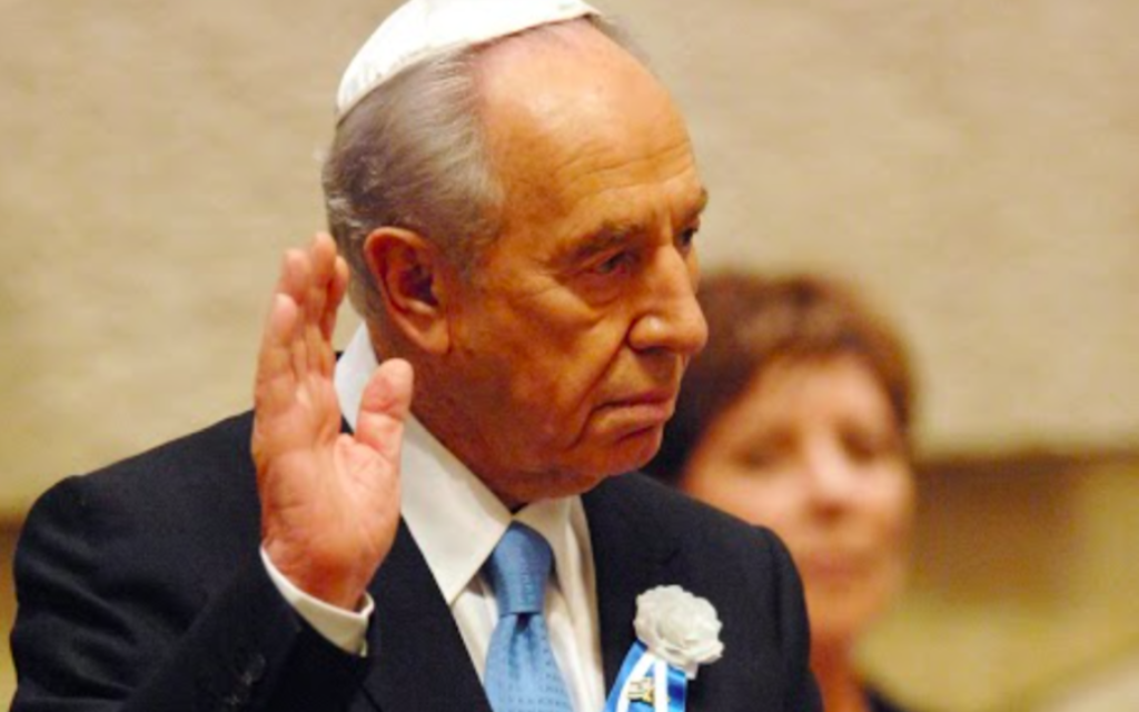 Shimon Peres prête serment à la Knesset pour son mandat présidentiel en 2007 (Crédit : GPO)