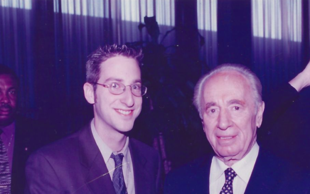 Ben Harris avec l'ancien président Shimon Peres (Crédit : autorisation Harris)