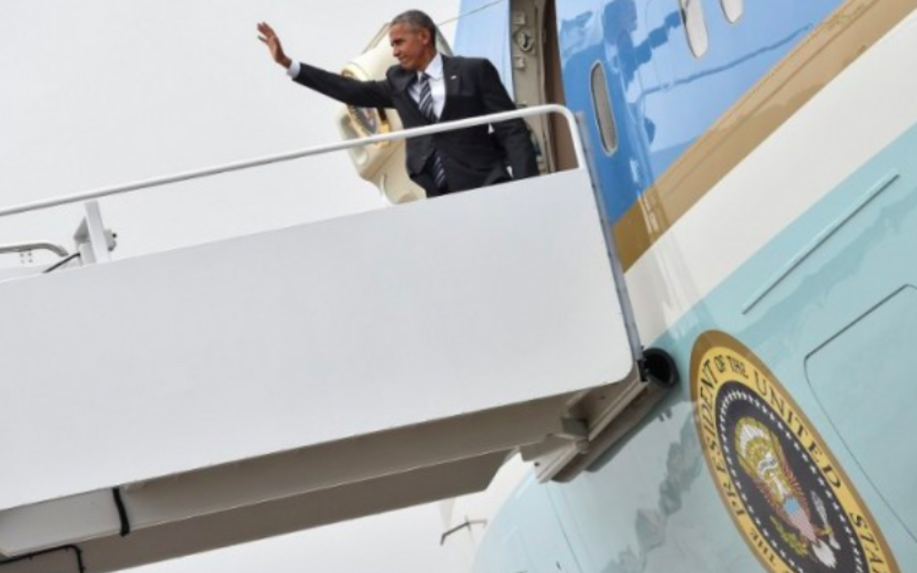 Le président américain Barack Obama embarque sur Air Force One à la base aérienne d'Andrews, dans le Maryland, pour assister aux funérailles de l'ancien président israélien Shimon Peres à Jérusalem, le 29 septembre 2016. (Crédit : Nicholas Kamm/AFP)