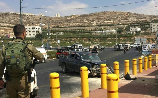 La scène d'une tentative d'attaque à la voiture bélier devant l'implantation de Kiryat Arba, près de Hébron, en Cisjordanie, le 16 septembre 2016. (Crédit : Hatzalah Judée Samarie)