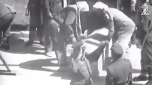 Extrait de la vidéo montrant l'espion israélien Eli Cohen placé dans un cercueil après son exécution par pendaison à Damas, en Syrie, le 18 mai 1965. (Crédit : capture d'écran Deuxième chaîne)